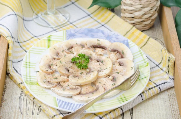 Carpaccio com cogumelos e temperos horizontais — Fotografia de Stock