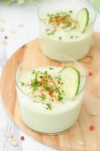 Zuppa fredda con avocado, cetriolo e yogurt, vista dall'alto — Foto Stock