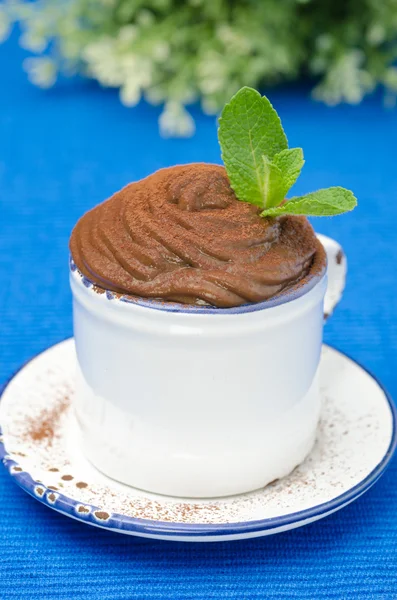 Mousse au chocolat dans une tasse décorée de menthe gros plan — Photo