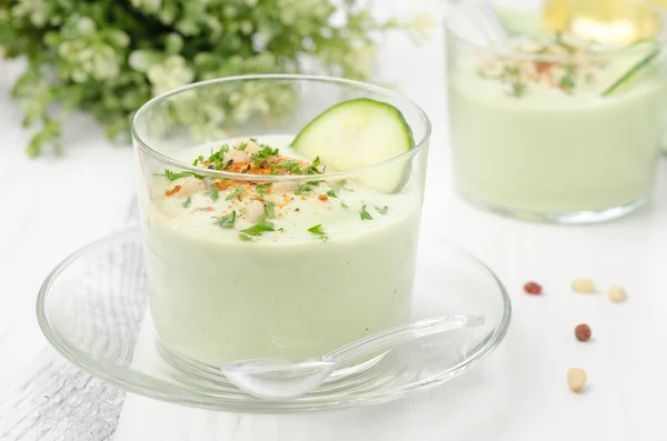 Zuppa fredda con avocado, cetriolo e yogurt in un bicchiere di vetro — Foto Stock