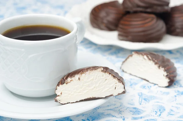 Kop sort kaffe og skumfiduser i chokolade i et snit - Stock-foto