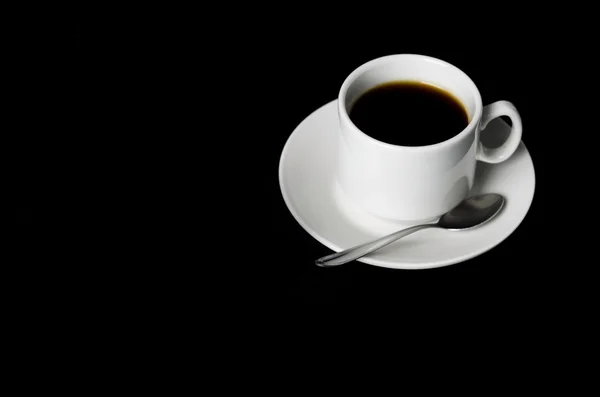 Tasse Kaffee auf schwarzem Hintergrund, horizontal — Stockfoto