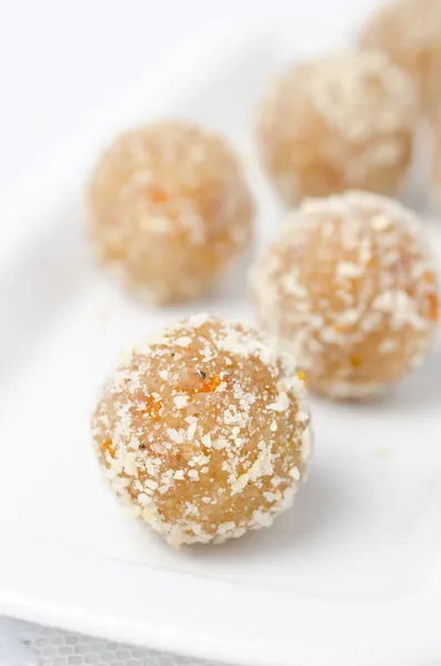 Bonbons faits maison en amandes, gingembre et dattes — Photo