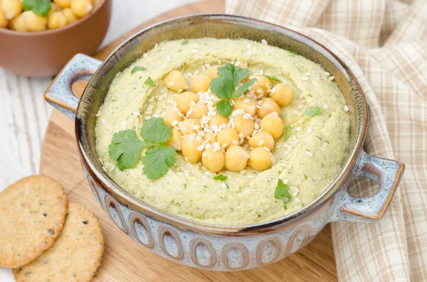 Hummus med koriander och kex, ovanifrån — Stockfoto