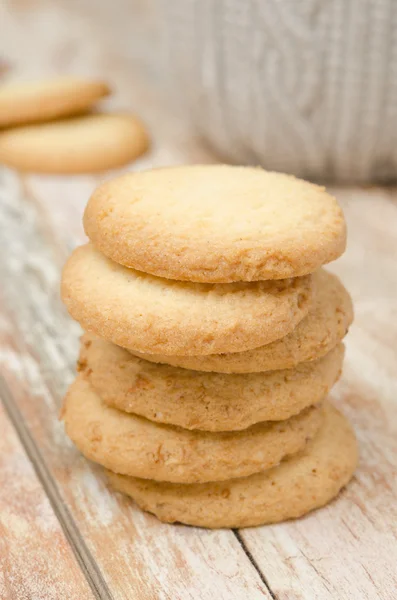 La pila de las galletas sobre la mesa de madera —  Fotos de Stock