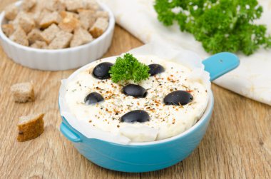 pate ile süzme peynir ve zeytin yatay
