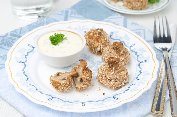 Appetizer of fried mushrooms with yoghurt sauce — Stock Photo, Image