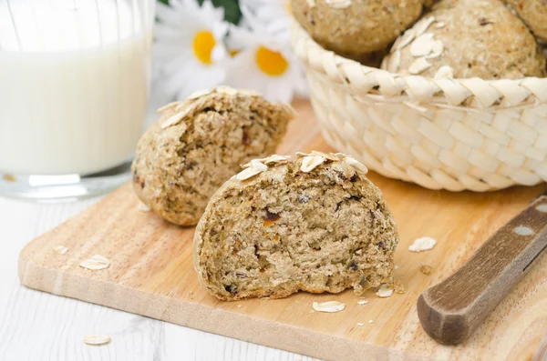 Rolos de pão integral com flocos de aveia é um seccional horizontal — Fotografia de Stock