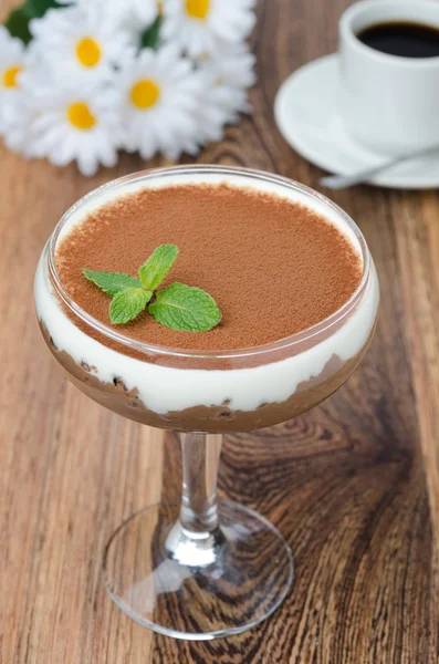 Postre de chocolate con crema batida y cacao — Foto de Stock