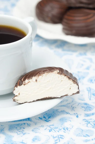 Kopje zwarte koffie en marshmallows in een verlaging van de chocolade — Stockfoto