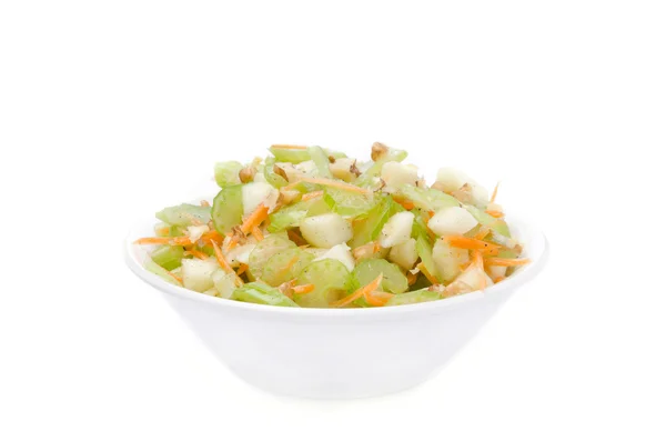 Salada com aipo, cenouras e maçãs em uma tigela branca isolada — Fotografia de Stock