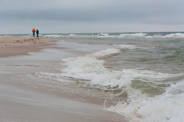 Stormy weather on the coast of the Baltic Sea and walking — Stock Photo, Image