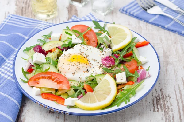 Vegetable salad with poached egg, horizontal — Stock Photo, Image