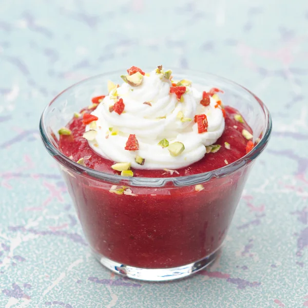 Dessert avec confiture de fraises et crème fouettée — Photo