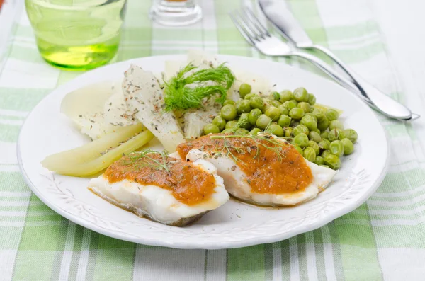 Domates sosu ve sebze ile balık — Stok fotoğraf