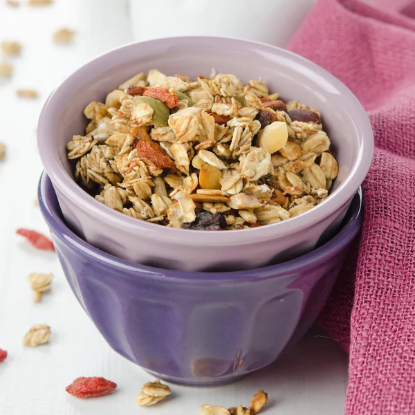 Zelfgemaakte muesli met goji bessen in een kom — Stockfoto