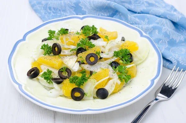 Салат з фенхелем, апельсином та оливками — стокове фото