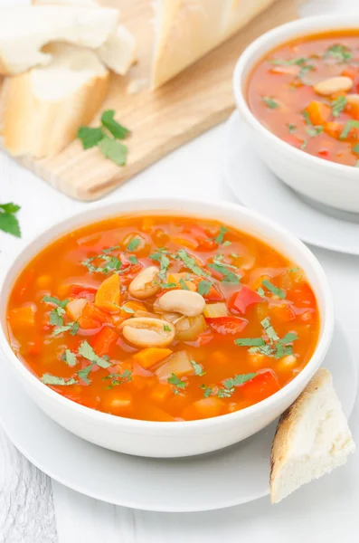 Овочевий суп з білою квасолею у мисці вертикальний — стокове фото
