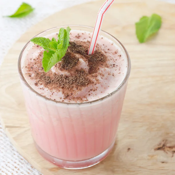 Vattenmelon cocktail med mjölk och mynta — Stockfoto