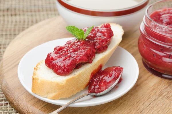 Pan blanco con mermelada de fresa — Foto de Stock