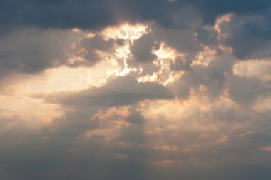 Güneş ışığında thunderclouds arka plan