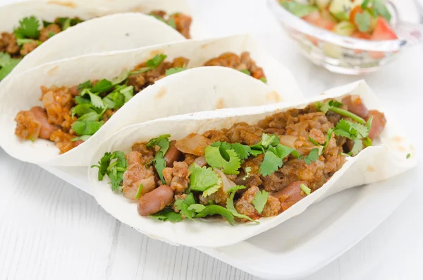 Chili con carne em tortilhas de trigo close-up — Fotografia de Stock