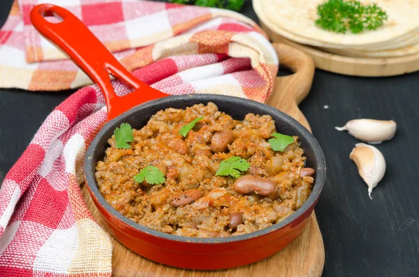 Chili con carne v litinové pánvi vodorovný horní pohled — Stock fotografie