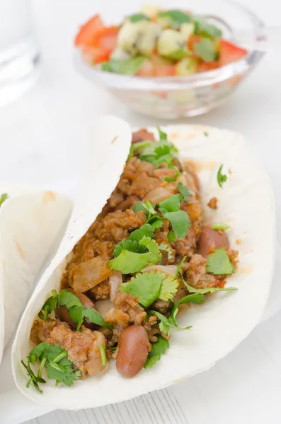 Chili con carne en tortillas de trigo y salsa vertical — Foto de Stock