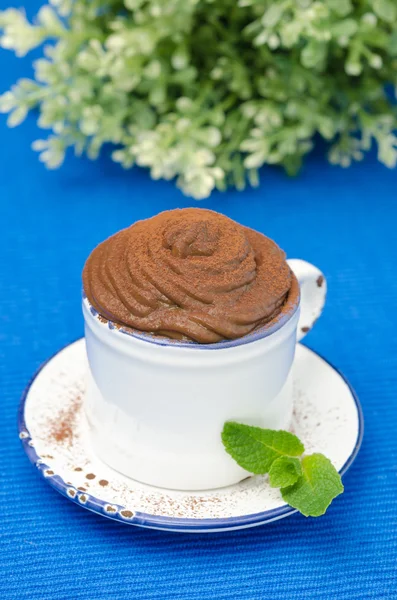Mousse di cioccolato in una tazza e rametto di menta — Foto Stock