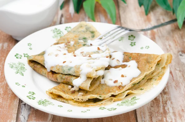 Crepes with spinach with yogurt sauce and nuts — Stock Photo, Image