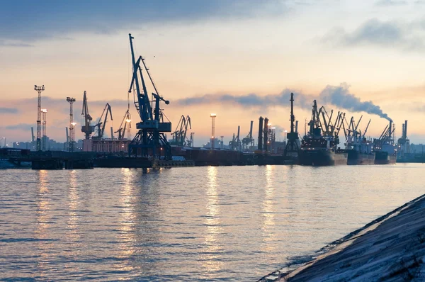 Abendlicher Blick auf den Seehafen in St. Petersburg — Stockfoto