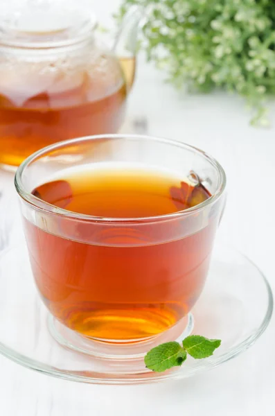 Glass cup of black tea with mint closeup — Stock Photo, Image