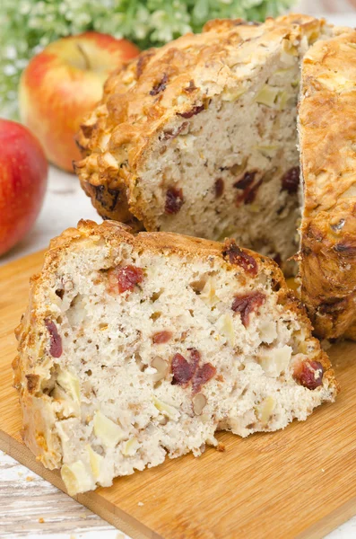 Pastel de manzana casero con canela y arándanos secos —  Fotos de Stock