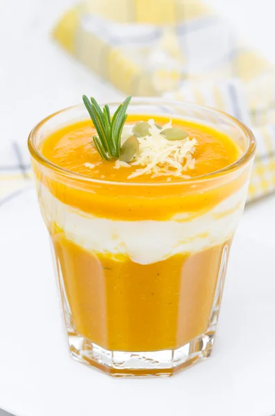 Pumpkin soup with shrimp, yogurt and rosemary in a glass closeup — Stock Photo, Image