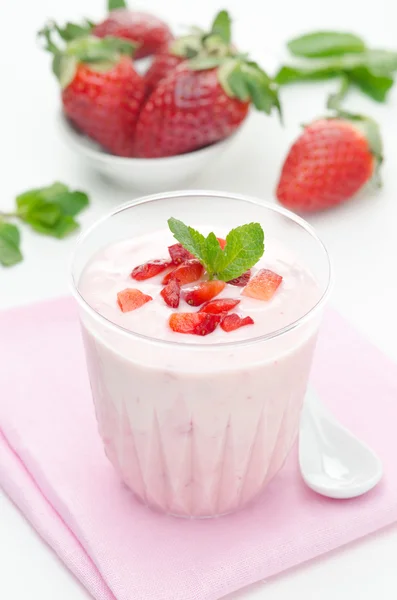 Erdbeerjoghurt und frische Erdbeeren — Stockfoto