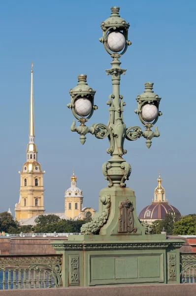 Vista de la fortaleza de Pedro y Pablo, la linterna en el puente — Foto de Stock