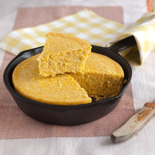 Corn Bread in a cast iron skillet — Stock Photo, Image