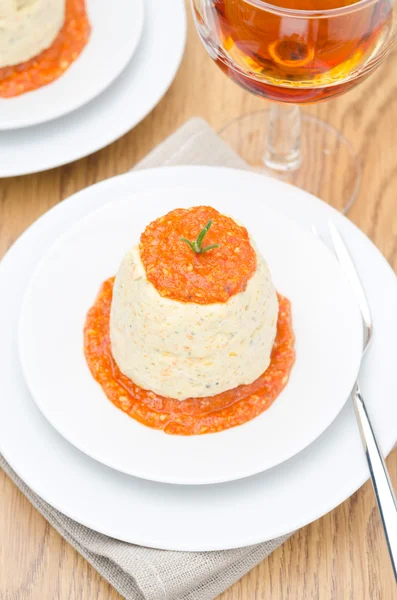 Mousse de poulet à la citrouille, sauce au poivron vert et rouge — Photo