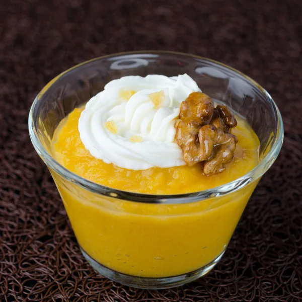 Budincă cu dovleac și mango într-un pahar de sticlă — Fotografie, imagine de stoc
