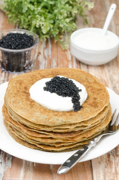Potato pancakes with sour cream and caviar — Stock Photo, Image