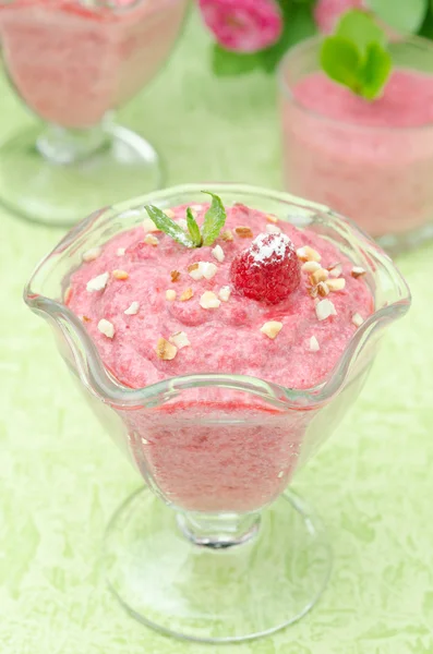 Himbeermousse mit Minze und frischen Himbeeren — Stockfoto