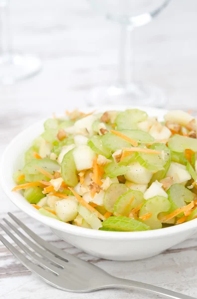 Salada com aipo, cenoura e maçã closeup vertical — Fotografia de Stock