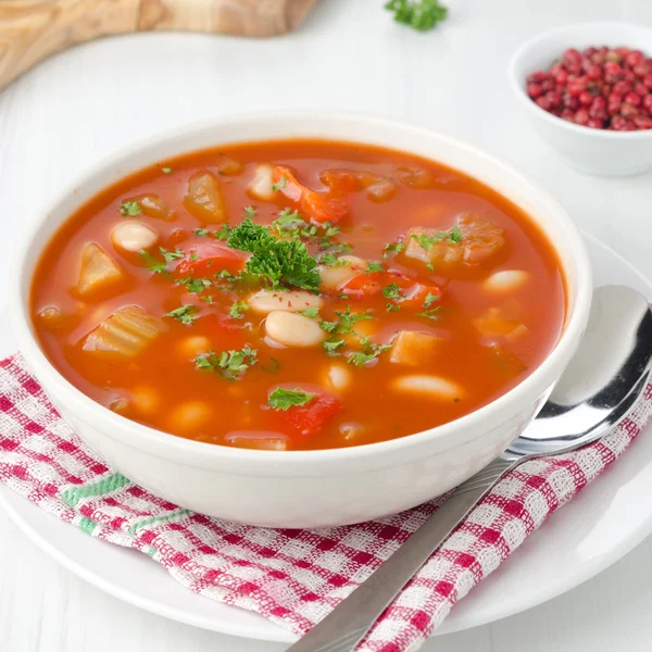 Sopa de tomate torrado com feijão, aipo e pimenta doce — Fotografia de Stock