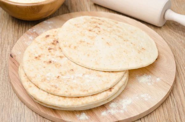 Σιτάρι tortillas σε έναν ξύλινο πίνακα οριζόντια — Φωτογραφία Αρχείου