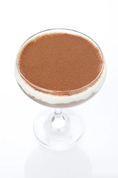 Sobremesa de chocolate com creme em um fundo branco — Fotografia de Stock
