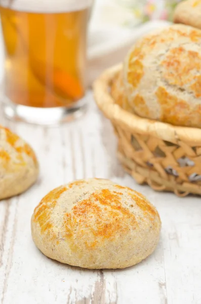 Cottage cheese bread rolls and a cup of tea closeup — Stockfoto