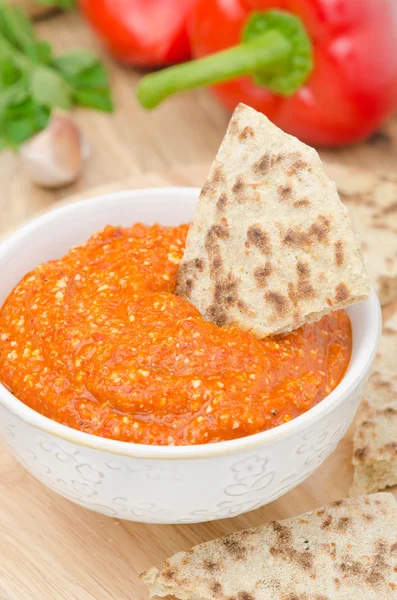 Roasted pepper dip with almonds, garlic, and whole grain bread — Stock Photo, Image