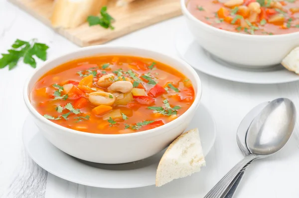 Gemüsesuppe mit weißen Bohnen in einer Schüssel — Stockfoto