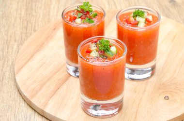 soğuk domates çorbası gazpacho bölümü gözlüklü, yatay