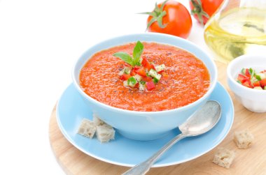 fesleğen ve croutons bir kase ile soğuk domates çorbası gaspaço